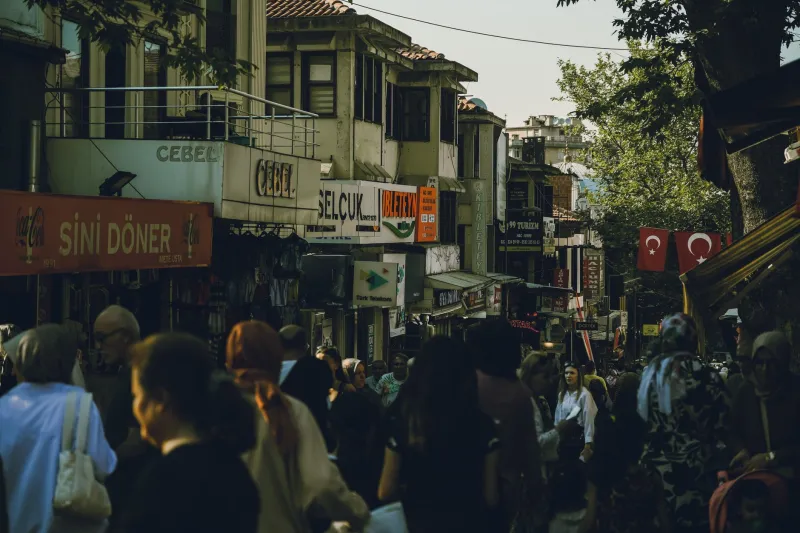 Türkçesiz Beylikdüzü: Dil Duvarını Aşmak İçin Pratik Bir Hayatta Kalma Rehberi