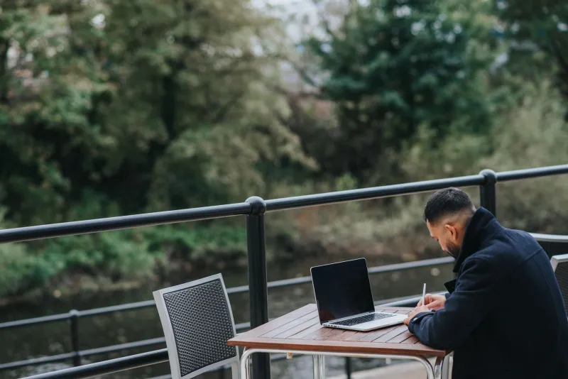 Laptop, Latte ve Boğaz Manzarası: Beylikdüzü Uzaktan Çalışanların Yeni Gözdesi Oldu