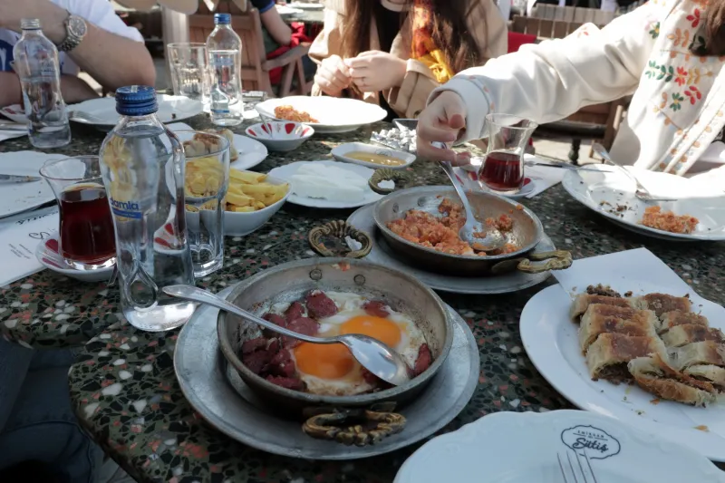 Çay, Akşam Yemeği ve Her Şey Arasındaki Hayat: Beylikdüzü'nde Gerçek Türk Yaşamı Nasıl Görünüyor?
